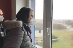 8-IMG_4487-Flinthoernhaus-Monika-am-Fenster-zumHof-©mf-scaled